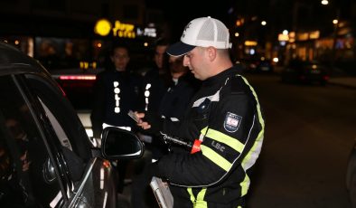 Trafik denetimlerinde 308 sürücü rapor edildi, 2 sürücü tutuklandı
