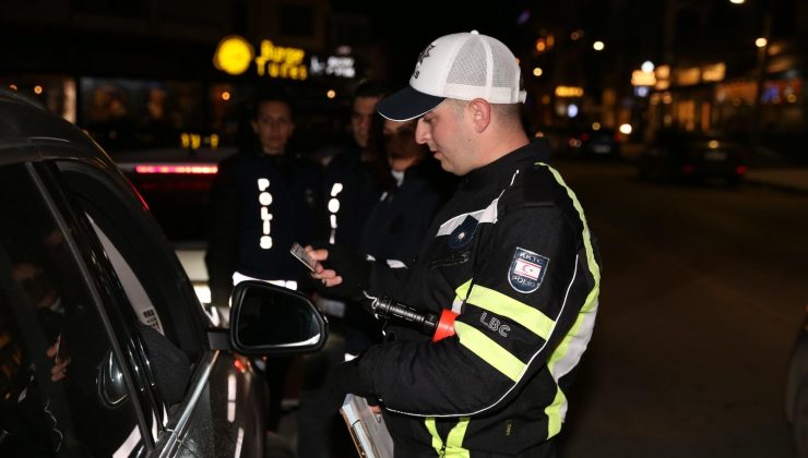 Trafik denetimlerinde 308 sürücü rapor edildi, 2 sürücü tutuklandı
