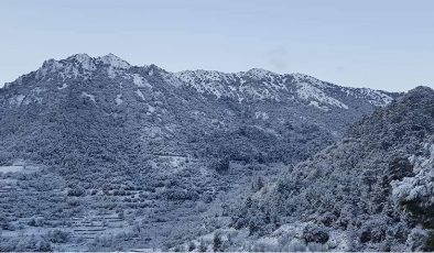 Trodos Dağları dolu yağışı nedeniyle beyaza büründü