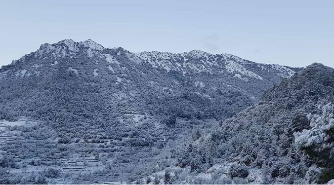 Trodos Dağları dolu yağışı nedeniyle beyaza büründü