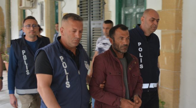 Eski eşini bahçe küreğiyle darp