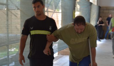 komşusunu rahatsız ettiği gerekçesiyle silahla vurulan Erdoğan Öztürk, “şiddet kullanma tehdidi, itele-i lisan, uygunsuz tavrı harekette bulunma, rahatsızlık verme” suçlarından mahkemeye çıkarıldı.