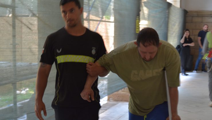 komşusunu rahatsız ettiği gerekçesiyle silahla vurulan Erdoğan Öztürk, “şiddet kullanma tehdidi, itele-i lisan, uygunsuz tavrı harekette bulunma, rahatsızlık verme” suçlarından mahkemeye çıkarıldı.