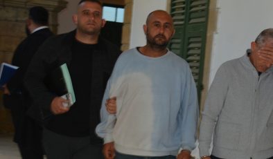 ” vahim zarar, mülke tecavüz, kasti hasar, tecavüzi alet taşımak, sarhoşluk, rahatsızlık ve uygunsuz tavr-ı hareket “suçlarından tutuklanan Ümit Ertuğrul mahkemeye çıkarıldı.