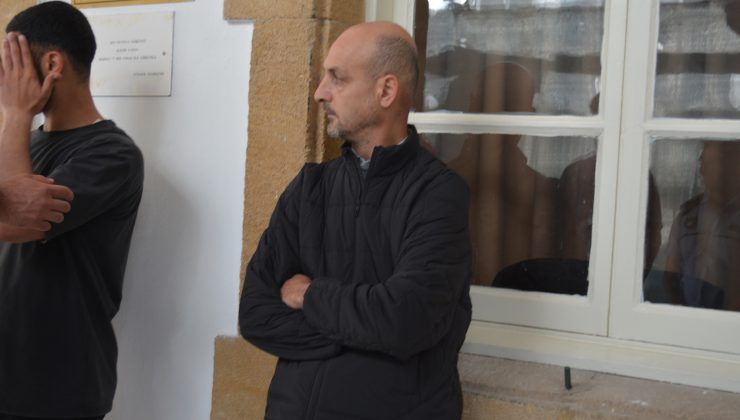 Ercan Havalimanı’nda meydana gelen sahte evrak tedavüle sürme suçundan tutuklanan Cezayir uyruklu Boulem Meziani yeniden mahkemeye çıkarıldı.