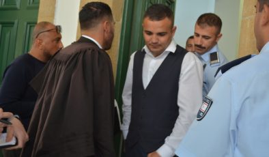 Gönyeli’de meydana gelen mülke tecavüz ve kasti hasar suçlarından tutuklanan Hasan Çevikbilek mahkemeye çıkarıldı.