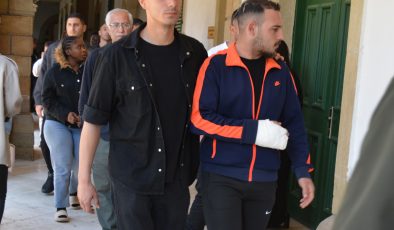 “yaralama, kavga, rahatsızlık, vahim zarar, darp” suçlarından tutuklanan İsmail Karaboğa ile Ahmet Kartopu mahkemeye çıkarıldı.