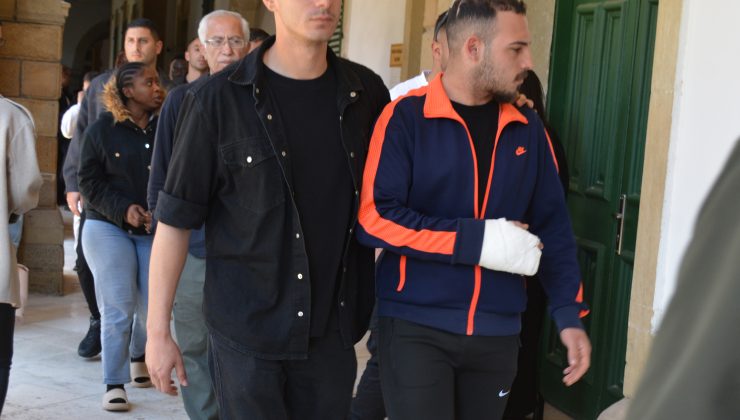 “yaralama, kavga, rahatsızlık, vahim zarar, darp” suçlarından tutuklanan İsmail Karaboğa ile Ahmet Kartopu mahkemeye çıkarıldı.