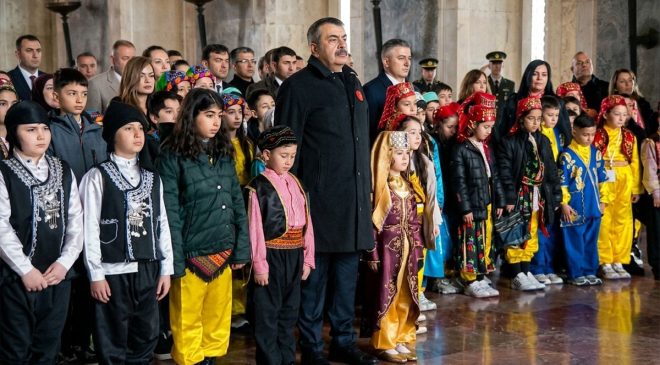 Bakan Tekin 81 ilden çocuklarla Anıtkabir’de: Düşünen, üreten ve değer katan bireyler yetiştiriyoruz