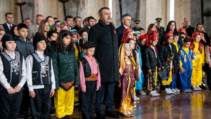 Bakan Tekin 81 ilden çocuklarla Anıtkabir’de: Düşünen, üreten ve değer katan bireyler yetiştiriyoruz