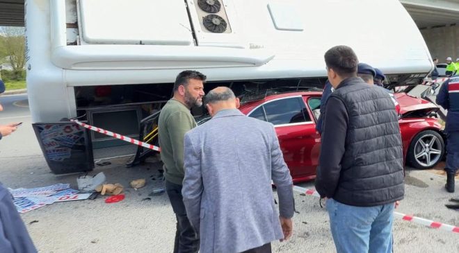 Halk otobüsü otomobilin üzerine devrildi! Çok sayıda yaralı var