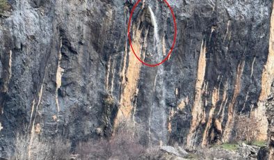 Dağ delindi, su 20 metre yüksekten fışkırdı! Gören hayran kaldı