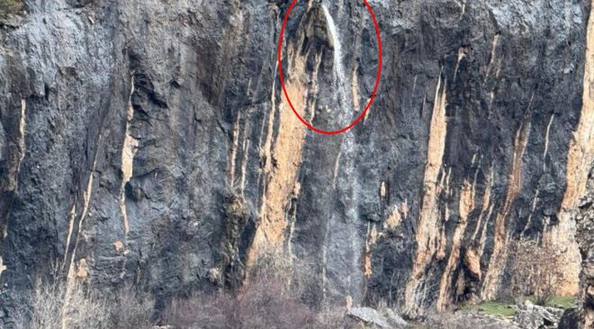 Dağ delindi, su 20 metre yüksekten fışkırdı! Gören hayran kaldı
