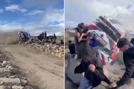 Rallide korkunç kaza! Araç seyircilerin arasına daldı