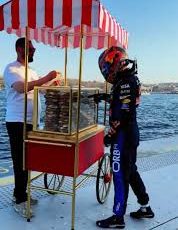 Formula 1 pilotu Tsunoda İstanbul turuna simit yemek için ara verdi