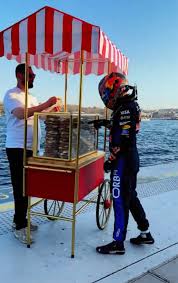 Formula 1 pilotu Tsunoda İstanbul turuna simit yemek için ara verdi