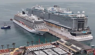 Dünyanın en büyük kruvaziyerleri Kuşadası’na demir attı!