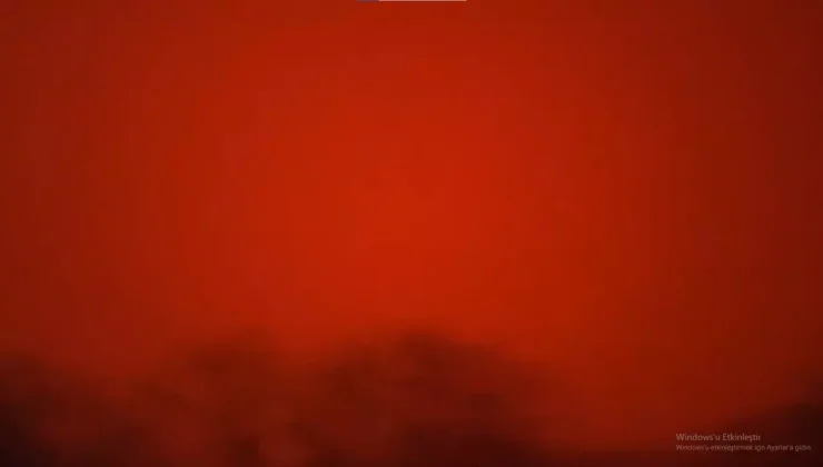 Afrika’dan gelen çöl tozu sonucu Girit Adası’nda gökyüzü kırmızıya büründü