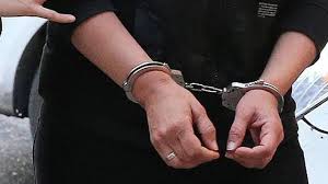 37 yaşındaki kadın bıçak, cop ve çalıntı mal bulundurmaktan tutuklandı