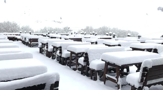 Uludağ’a nisan sonunda kış geri geldi! 1 metre kar var