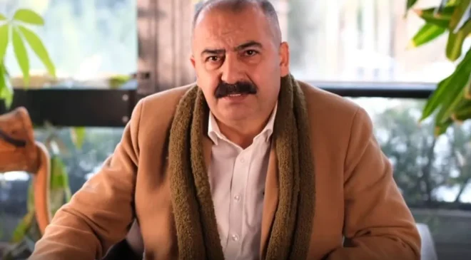 Ünlü oyuncu siyasete girdi! Rozetini genel başkan taktı