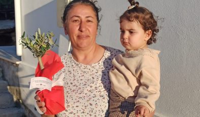 İskele Belediyesi, annelere, saksıda zeytin ağacı armağan ediyor