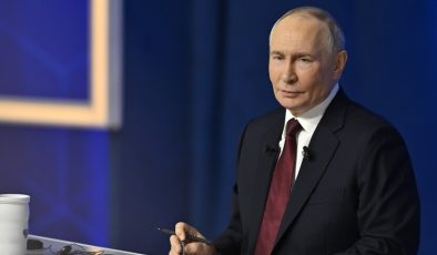 Putin, Zelenskiy ile uzun vadeli bir anlaşma imzalamak için görüşebileceğini söyledi