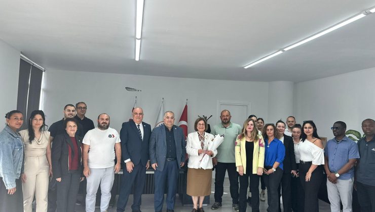 Dr. Tomris Mahirel’e yılın annesi ödülü verildi