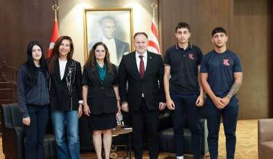 Öztürkler Türkiye’de yarışmalara katılacak Kurtuluş Lisesi erkek atletizm takımını kabul etti