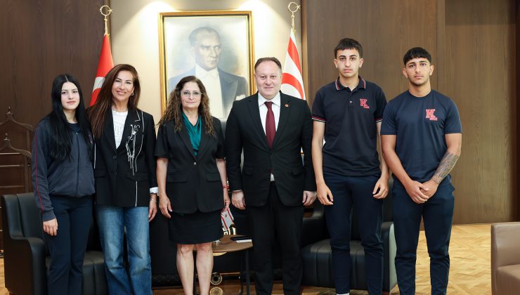 Öztürkler Türkiye’de yarışmalara katılacak Kurtuluş Lisesi erkek atletizm takımını kabul etti