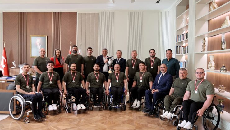 Erhürman, Vakıflar Tekerlekli Sandalye Basketbol Takımı’nı kabul etti