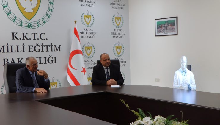 Çavuşoğlu, YDÜ heyeti ile birlikte yapay zeka tabanlı akademisyeni kabul etti