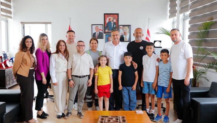 Gazimağusa Belediye Başkanı Uluçay, mahallelerinde çevre temizliği yapan çocuklara teşekkür etti