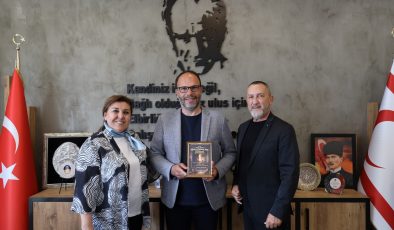 Kıbrıs Türk Halk Dansları Federasyonu, İskele Belediye Başkanı Sadıkoğlu’nu ziyaret etti