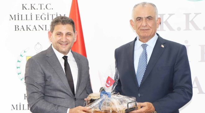 Çavuşoğlu, Polatpaşa Lisesi ve kardeş okulu Üsküdar Validebağ Fen Lisesi öğrencilerini kabul etti
