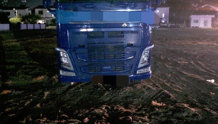 Yola atık madde döken araç sürücüsü rapor edildi