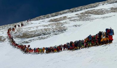Everest Dağı’na bir günde 274 dağcı tırmanarak rekor kırdı