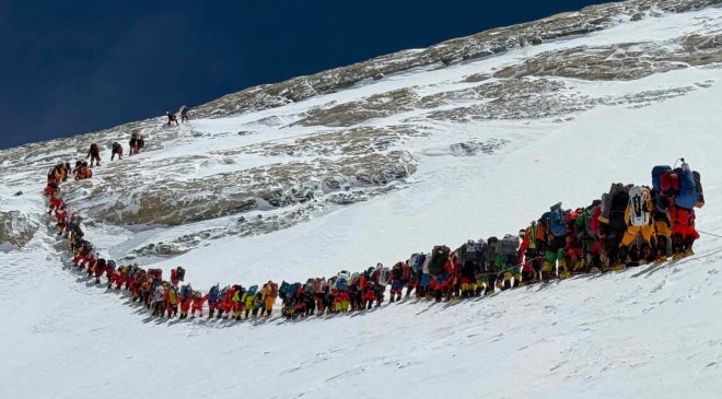 Everest Dağı’na bir günde 274 dağcı tırmanarak rekor kırdı