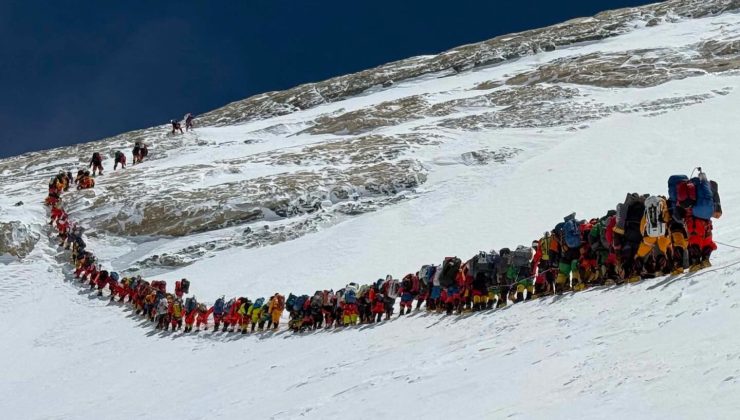 Everest Dağı’na bir günde 274 dağcı tırmanarak rekor kırdı