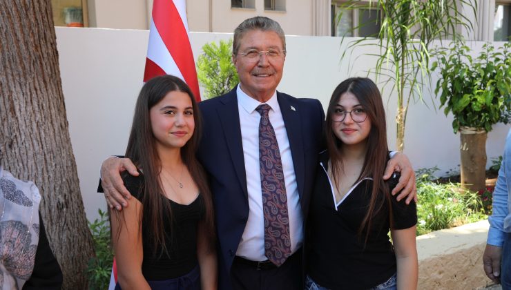 Başbakan Üstel, UBP Genel Merkezi’nde partililerle bayramlaştı