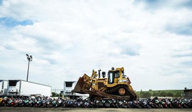 200’den fazla yasa dışı motosiklet buldozerle ezilerek imha edildi