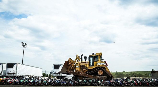200’den fazla yasa dışı motosiklet buldozerle ezilerek imha edildi