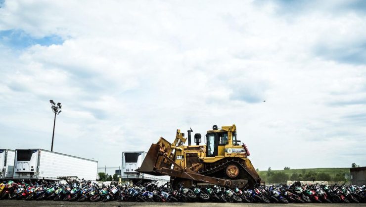 200’den fazla yasa dışı motosiklet buldozerle ezilerek imha edildi