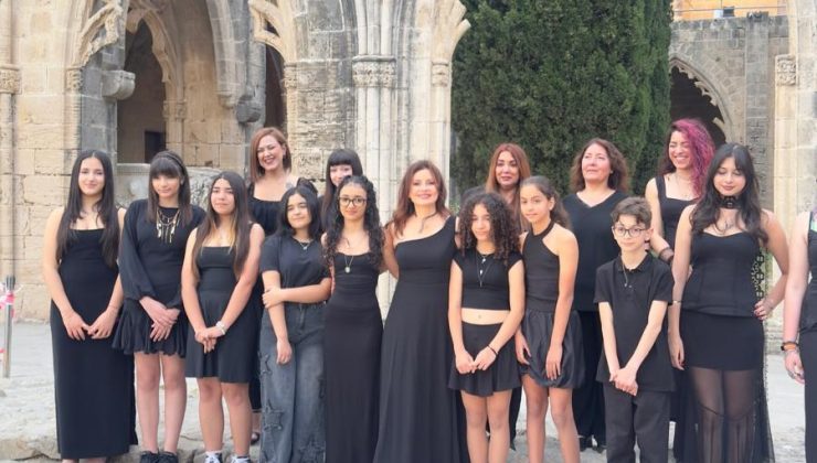 4’üncü 19 Mayıs Karma Sergisi, Bellapais Manastırı’nda sanatseverlerle buluştu