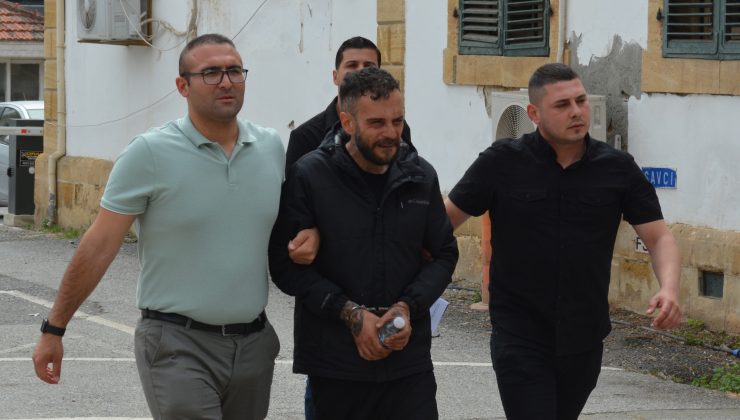 “Kanunsuz Uyuşturucu Madde Alma ve Tasarruf” suçlarından tutuklanan zanlı Hasan Özkural yeniden mahkeme huzuruna çıkarıldı.