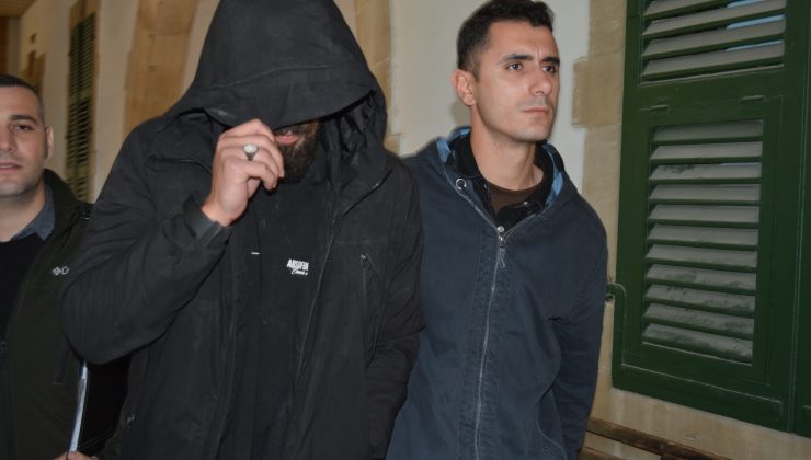 Lefkoşa’da meydana gelen “vahim zarar, kavga ve rahatsızlık” suçlarından tutuklanan Hussein Mohammad Alqudaha ile Laman Alfafil Ahmedi mahkemeye çıkarıldı. Polis memuru Yılmaz Sevdalı mahkemeye olguları aktardı. 
