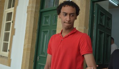 Uyuşturucu madde tasarrufu suçundan tutuklanan Amro Sudan yeniden mahkemeye çıkarıldı. Mohamed Awad ise suçla bağı bulunmadığından serbest bırakıldı.