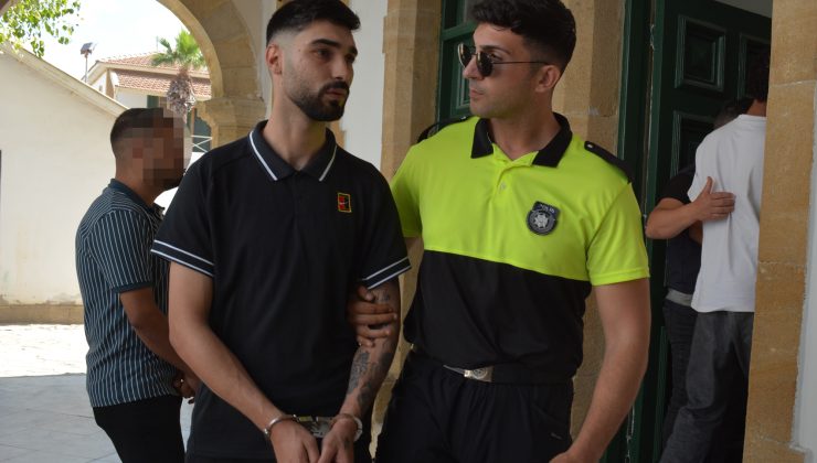 “Polisi Darp Görevinden men Sarhoşluk Rahatsızlık İtale-i Lisan Uygunsuz Tavr-ı Hareket” suçlarından tutuklanan Ertunç Sayıner mahkemeye çıkarıldı.