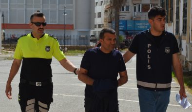 “Gümrüksüz mal tasarrufu, sahte evrak düzenleme ve tedavüle sürme” suçlarından tutuklanan Çetin Karadeniz mahkemeye çıkarıldı.