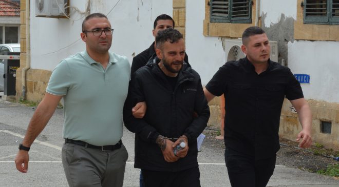 “Kanunsuz Uyuşturucu Madde Alma ve Tasarruf” suçlarından tutuklanan zanlı Hasan Özkural mahkeme huzuruna çıkarıldı.